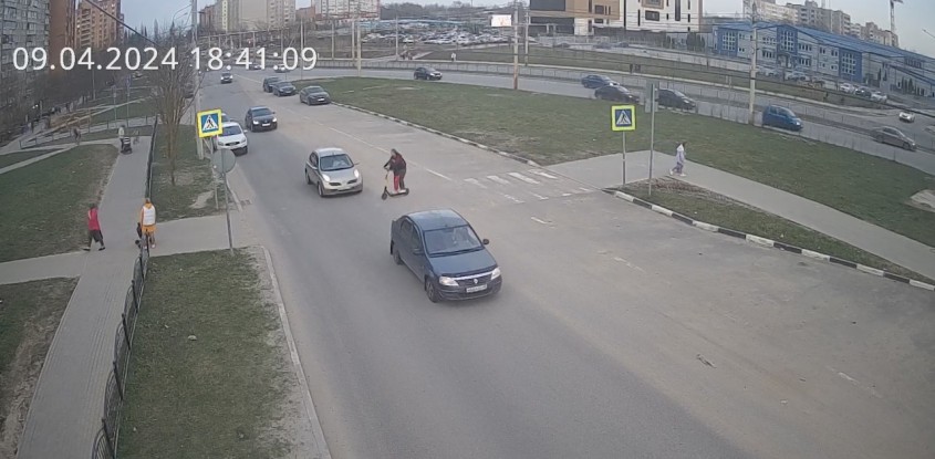 В Калуге сбили двух девочек, которые ехали на электросамокате по переходу