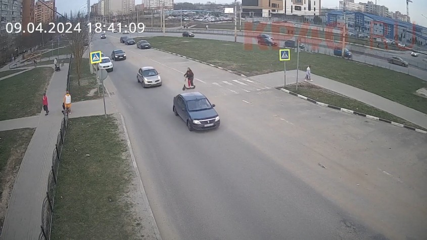 На видео попал момент ДТП с электросамокатом в Калуге